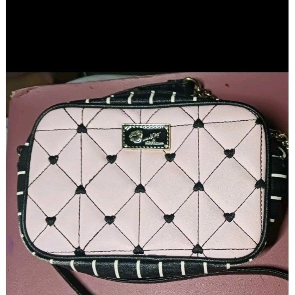 VINTAGE Y2K Betsey Johnson Purse LUV Quilted Crossbody Pink/blk Zip 🖤🖤 Charm